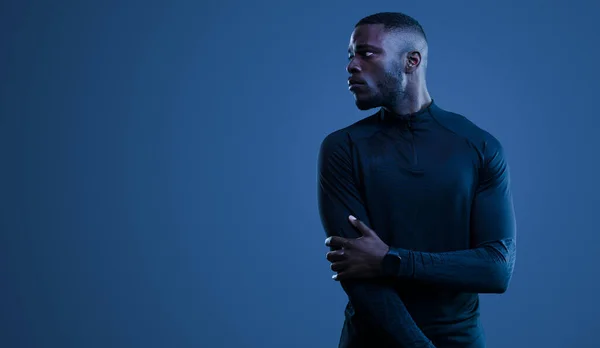 Αυτοαμφισβητώντας Γενειοφόρος Αφροαμερικανός Αθλητής Μαύρο Σπορ Ζιβάγκο Στέκεται Μπλε Φόντο — Φωτογραφία Αρχείου