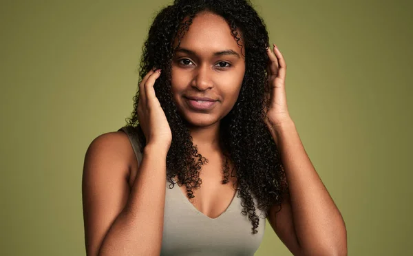 年轻而自然的非洲裔美国女人 头顶卷曲的头发 洁白柔软的皮肤 没有化妆 看着相机 — 图库照片