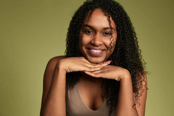 Positieve Afro Amerikaanse Vrouw Met Krullend Haar Kale Schouders Kijken — Stockfoto