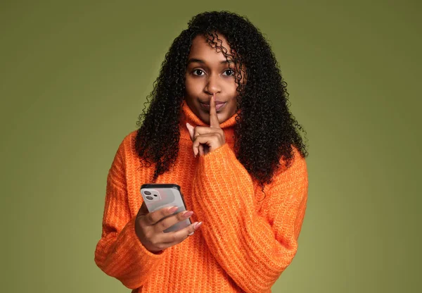 Jonge Spaanse Vrouw Warme Gebreide Oranje Trui Browsen Mobiele Telefoon — Stockfoto