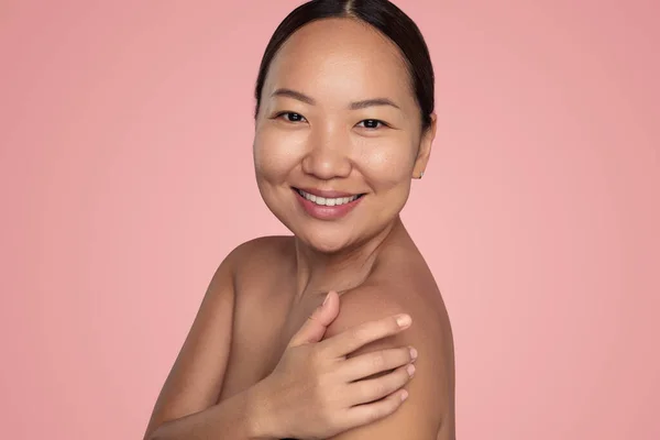 Vue Latérale Jeune Modèle Féminin Asiatique Auto Assuré Sans Maquillage — Photo