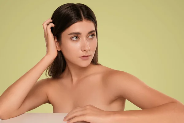 Naturale Giovane Femmina Con Spalle Nude Capelli Lunghi Senza Trucco — Foto Stock