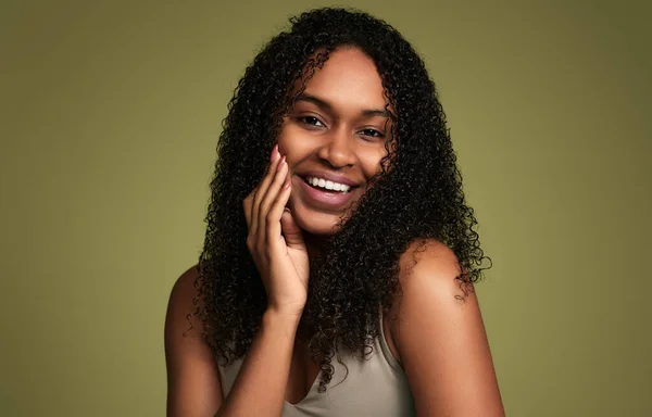 Young Sensual African American Female Curly Hair Touching Soft Skin — Stock Photo, Image