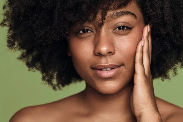 Jovem Modelo Feminino Africano Com Olhos Castanhos Cabelo Afro Ombros — Fotografia de Stock