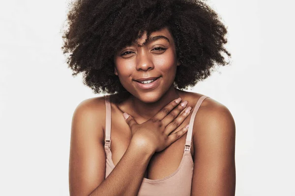 Belle Femelle Afro Américaine Aux Cheveux Noirs Afro Haut Beige — Photo