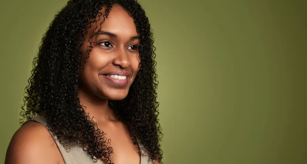 Pozitif Genç Kıvırcık Saçlı Kıvırcık Saçlı Kadın Yeşil Arka Planda — Stok fotoğraf