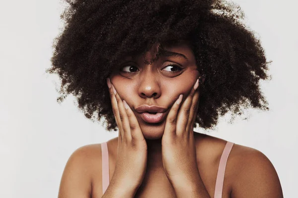 Joven Mujer Afroamericana Con Peinado Afro Tocando Mejillas Mirando Hacia — Foto de Stock