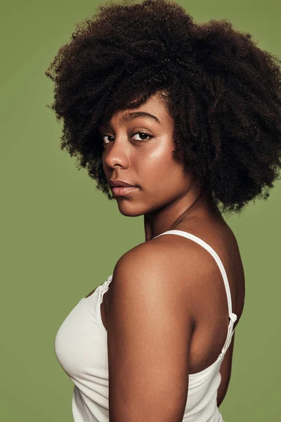Duygusuz Beyaz Elbiseli Yeşil Arka Planda Kameraya Bakan Afro Amerikan — Stok fotoğraf