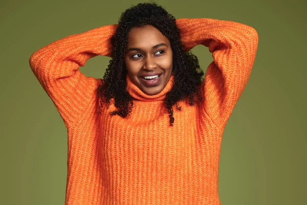 Mujer Afroamericana Feliz Con Pelo Rizado Suéter Amarillo Brillante Sonriendo — Foto de Stock