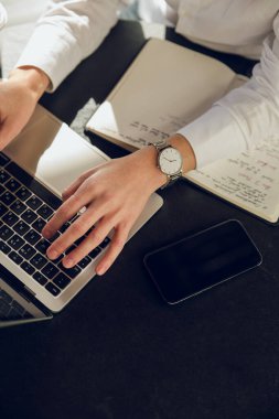 Uzaktan çalışırken bilgisayar klavyesine yazı yazan ve fikirleri yazan isimsiz bir serbest çalışan yüksek açılı kadın.