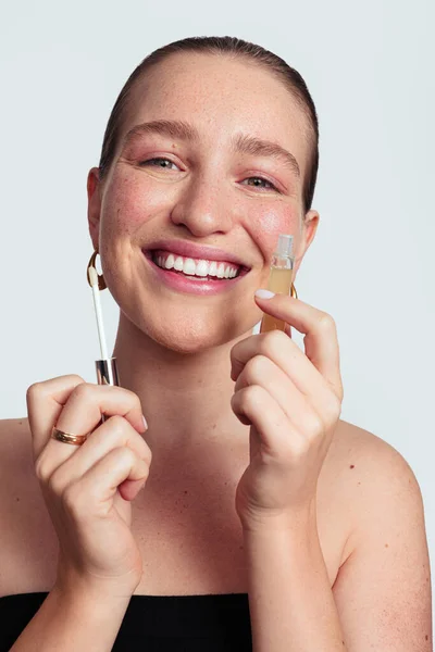 Usmívající Mladá Žena Model Demonstrující Lesk Rty Kosmetický Produkt Studiu — Stock fotografie