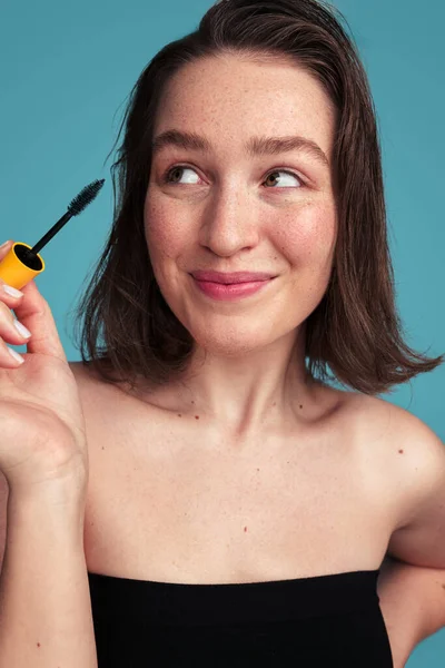 Giovane Femmina Attraente Sorridente Con Capelli Scuri Spalle Nude Applicare — Foto Stock