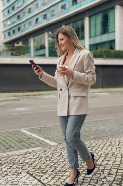 Zeki, gündelik giyinmiş genç bir iş kadınının teneffüs sırasında sokaklarda dolaşması, içki içmesi, sıcak içecek içmesi ve cep telefonuyla sohbet etmesi.