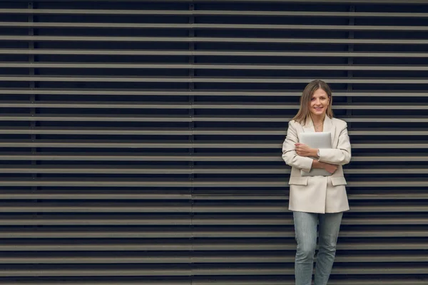 Ung Positiv Affärskvinna Jacka Och Jeans Står Mot Randig Bakgrund — Stockfoto