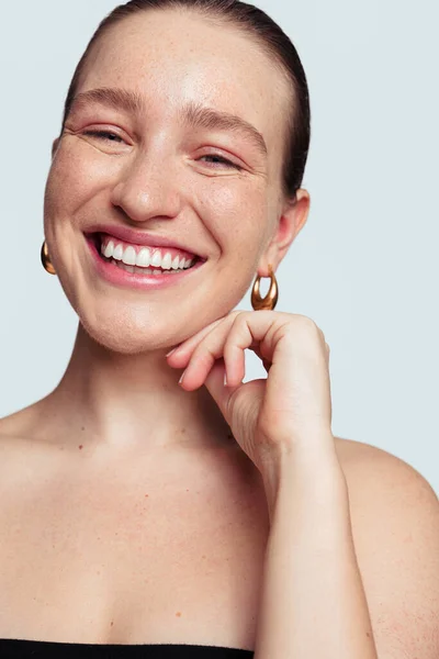 Vrolijk Jong Vrouwelijk Model Met Sproeten Donker Haar Glimlachend Helder — Stockfoto