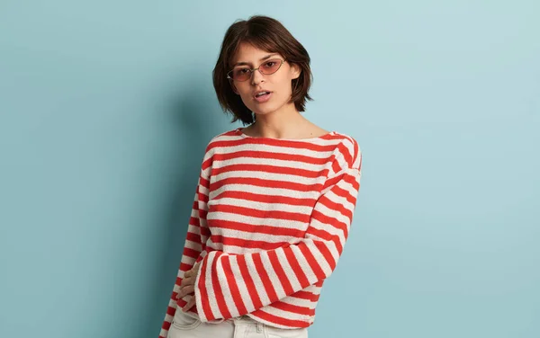 Selbstbewusste Junge Frau Trendigen Gestreiften Outfit Und Sonnenbrille Blickt Vor — Stockfoto