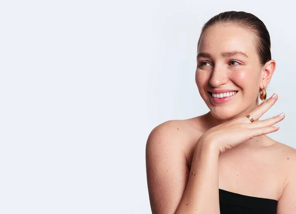 Pozitív Fiatal Női Modell Tökéletes Természetes Bőr Csupasz Vállak Álló — Stock Fotó