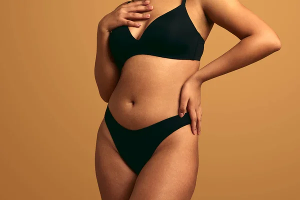 Cortar Modelo Femenino Sensual Irreconocible Con Cuerpo Rizado Lencería Negra — Foto de Stock