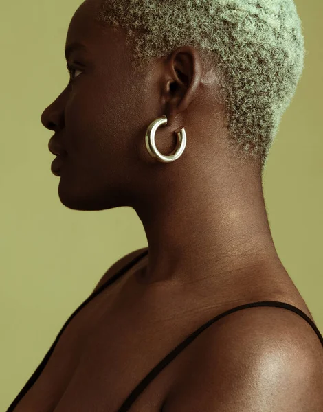 Вид Сбоку Молодую Африканскую Женщину Сережками Короткими Афро Волосами Стоящими — стоковое фото