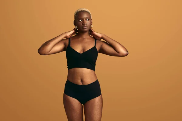 Tänksam Ung Afroamerikansk Kvinnlig Modell Med Kort Färgat Hår Svarta — Stockfoto