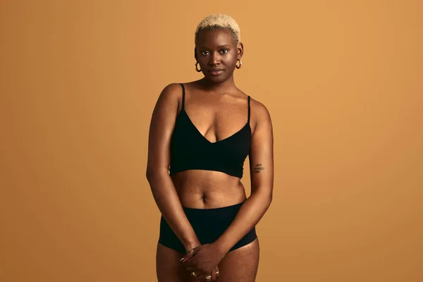 Model Perempuan Muda Afrika Amerika Yang Percaya Diri Dengan Rambut — Stok Foto