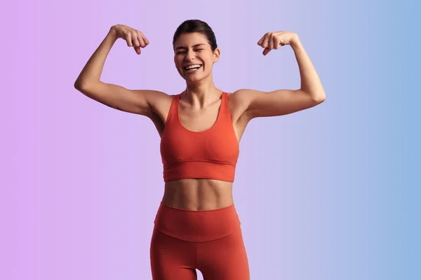 Jovem Atleta Feminina Sportswear Com Braços Levantados Mostrando Bíceps Contra — Fotografia de Stock