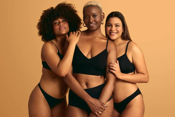 Alegre Jóvenes Modelos Femeninos Multiétnicos Ropa Interior Negra Sonriendo Mirando — Foto de Stock