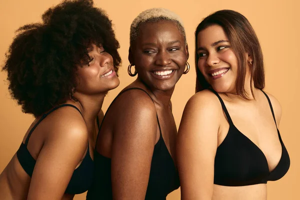 Jovens Mulheres Multirraciais Felizes Usando Tops Pretos Sorrindo Alegremente Olhando — Fotografia de Stock