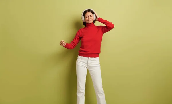 Bej Arka Planda Kablosuz Kulaklıkla Müzik Dinlerken Moda Kıyafetli Genç — Stok fotoğraf
