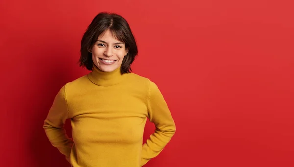 Mujer Hispana Joven Positiva Suéter Amarillo Sonriendo Mirando Cámara Mientras — Foto de Stock