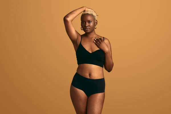 Serius Muda Afrika Amerika Model Perempuan Dalam Pakaian Dalam Hitam — Stok Foto