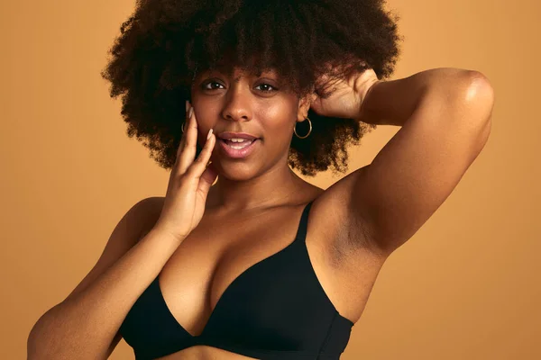 Verleidelijke Jonge Afro Amerikaanse Vrouwelijke Model Zwarte Lingerie Met Afro — Stockfoto