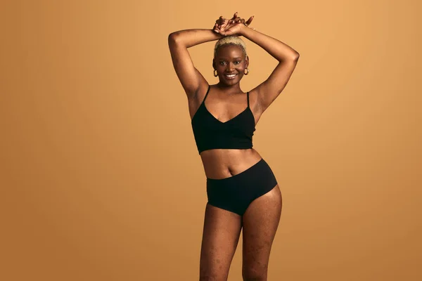 Jeune Modèle Féminin Afro Américaine Positive Lingerie Noire Regardant Caméra — Photo