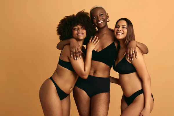 Självsäker Ung Multiracial Storlek Kvinnliga Modeller Svart Underkläder Omfamnar Och — Stockfoto