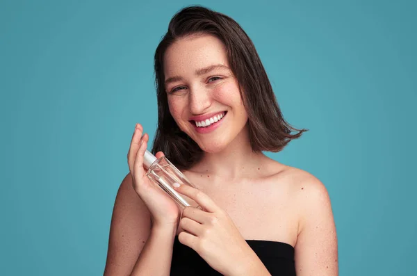 Šťastný Mladý Ženský Model Zubatým Úsměvem Tmavými Vlasy Drží Skleněnou — Stock fotografie