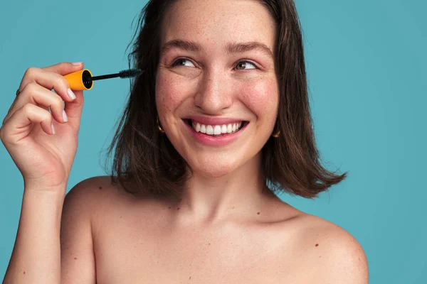 Radostný Ženský Model Štětcem Řasenky Odvrací Pohled Usmívá Při Aplikaci — Stock fotografie