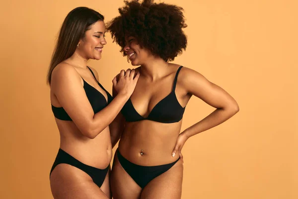 Positiva Unga Multiraciala Kvinnliga Modeller Svarta Underkläder Ler Och Tittar — Stockfoto