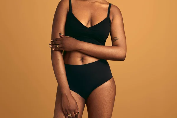 Siyah Çamaşırlı Afrika Kökenli Tombul Bir Kadın Model Stüdyoda Bej — Stok fotoğraf