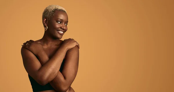Glad Själv Säker Afrikansk Kvinna Med Afro Blont Hår Korsar — Stockfoto