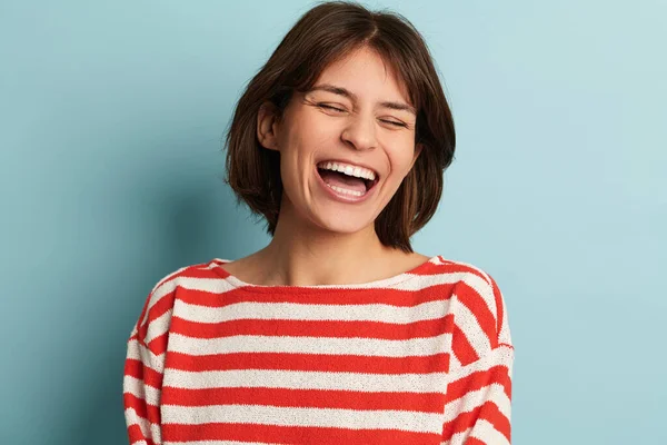 Ευτυχισμένη Νεαρή Γυναίκα Ριγέ Πουκάμισο Γελάει Κλειστά Μάτια Μπλε Φόντο — Φωτογραφία Αρχείου