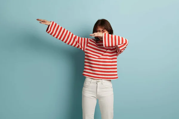Pozytywna Młoda Kobieta Millenialska Ciemnymi Włosami Czerwono Białym Swetrze Paski — Zdjęcie stockowe