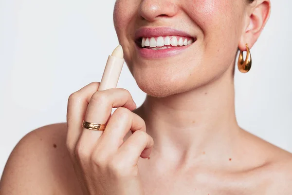 Glad Anonymous Lady Bare Shoulders Wearing Earrings Ring While Applying — Stock Photo, Image