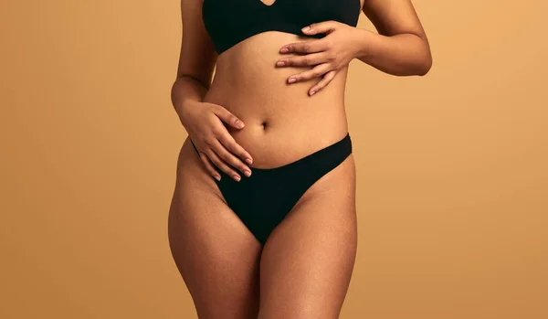 Oříznout Anonymní Sebevědomí Velikost Žena Model Černé Spodní Prádlo Dotýká — Stock fotografie