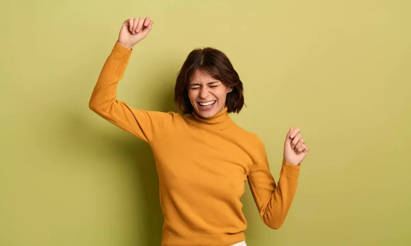 Mujer Joven Hispana Feliz Suéter Amarillo Riendo Bailando Mientras Extiende —  Fotos de Stock