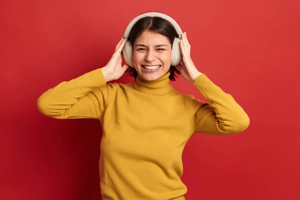Feliz Joven Hembra Traje Casual Sonriendo Escuchando Música Auriculares Inalámbricos — Foto de Stock