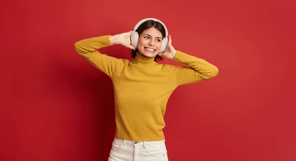 Pozytywna Młoda Kobieta Modnym Stroju Uśmiechnięta Podczas Słuchania Muzyki Słuchawkach — Zdjęcie stockowe