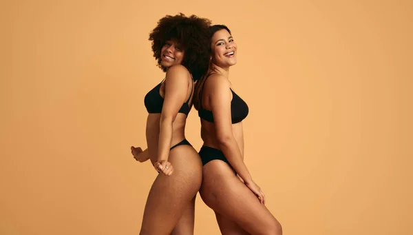 Glada Unga Multiracial Kvinnliga Vänner Svarta Underkläder Ler Glatt Tittar — Stockfoto