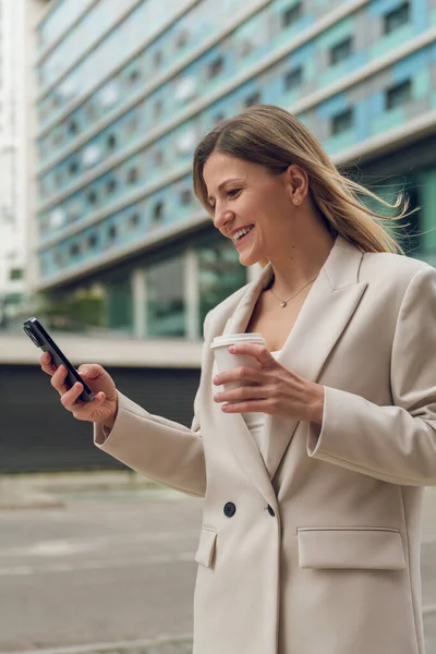 Positieve Jonge Vrouw Stijlvolle Blazer Browsen Mobiele Telefoon Tijdens Het — Stockfoto