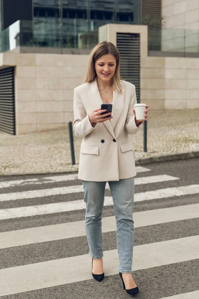 Cuerpo Completo Mujer Adulta Sonriente Jeans Con Café Para Llevar — Foto de Stock