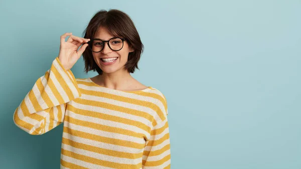 Mujer Joven Positiva Con Camisa Rayas Gafas Sonriendo Mirando Cámara — Foto de Stock